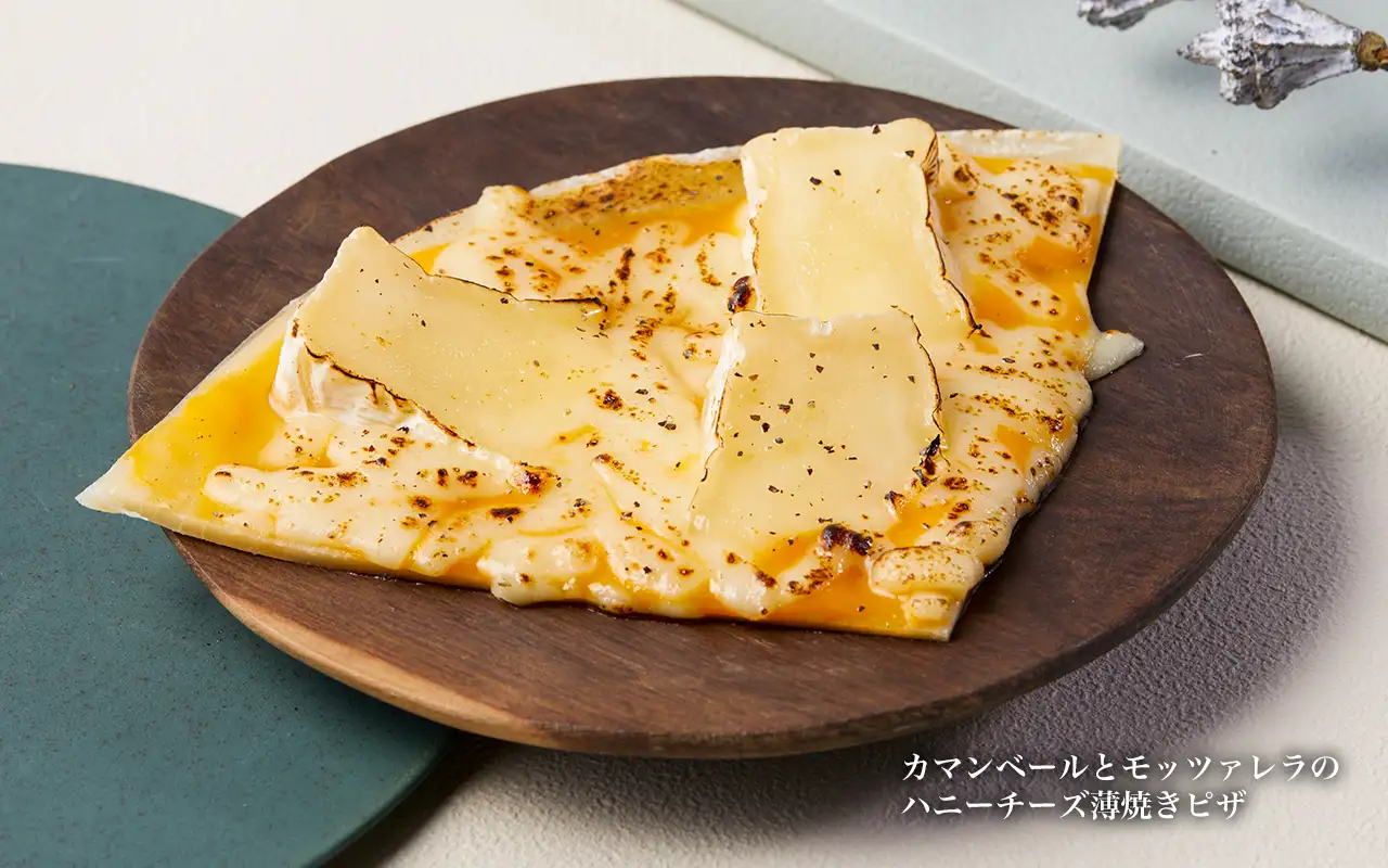 カマンベールとモッツァレラのハニーチーズ薄焼きピザ